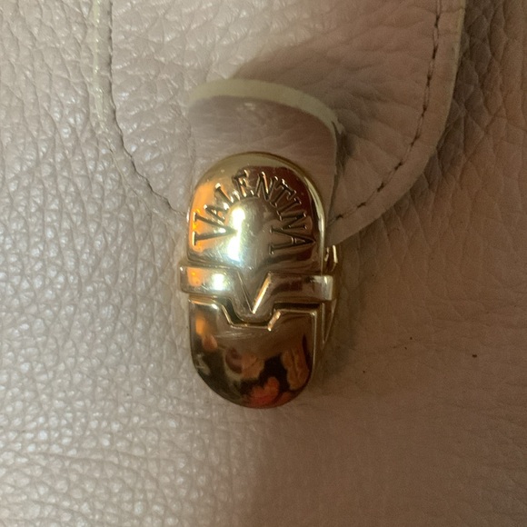 Valentina blush pink pebbled leather shoulder bag with gold hard wear - Picture 3 of 10